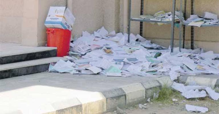 لماذا يمزقون كتبهم المدرسية بعد الامتحانات النهائية؟ لماذا يمزقون كتبهم المدرسية بعد الامتحانات النهائية؟