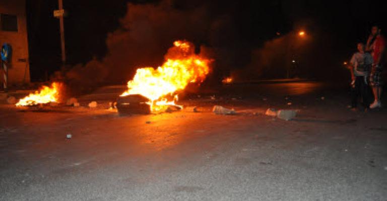 دير علا: أصحاب محال بيع قهوة يغلقون طرقا بالإطارات المشتعلة دير علا: أصحاب محال بيع قهوة يغلقون طرقا بالإطارات المشتعلة