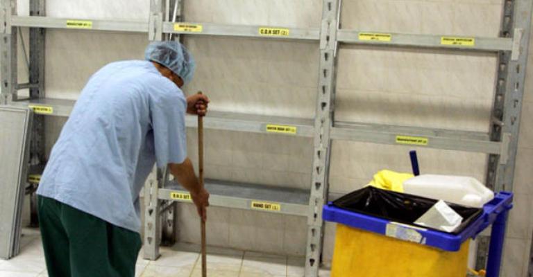 عمال "الخدمات المساندة".. ظروف ترقى الى "السخرة" عمال "الخدمات المساندة".. ظروف ترقى الى "السخرة"