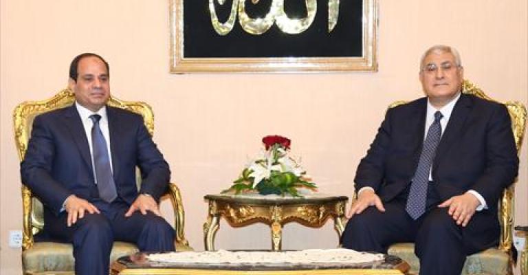  السيسي ومنصور يوقعان وثيقة تسلم السلطة