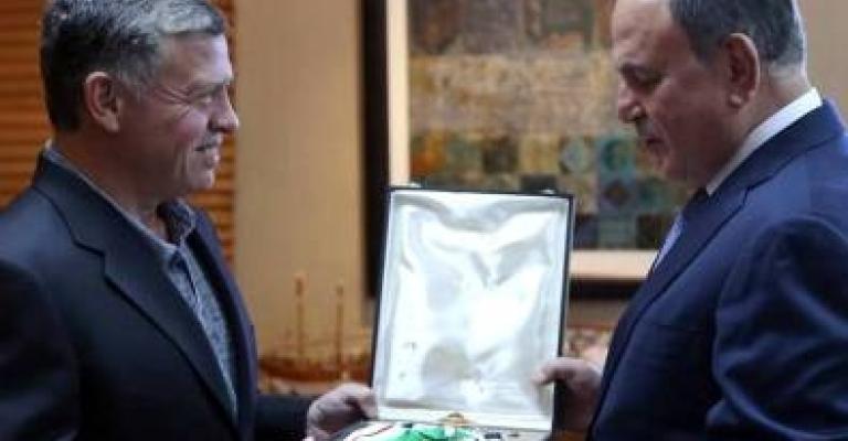 الملك يمنح مدير المخابرات وسام النهضة العالي الملك يمنح مدير المخابرات وسام النهضة العالي