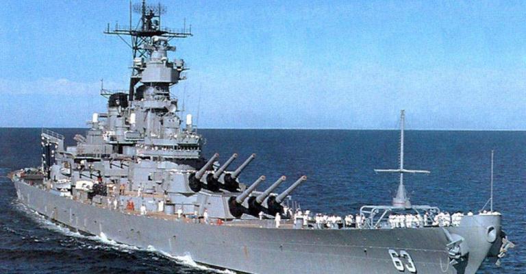 سفينة أمريكية على متنها 550 من مشاة البحرية تدخل الخليج