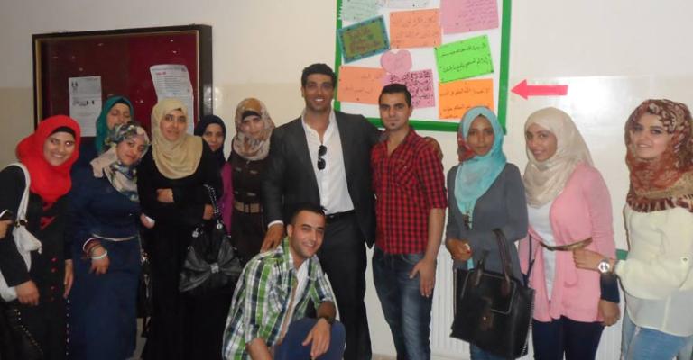 جداريات توعوية لطلبة العلوم الانسانيه والاجتماعيه ينجزها طلبة مساق مهارات الحياة 