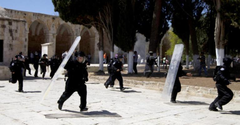 مستوطنون يقتحمون الأقصى بحراسة شرطة الاحتلال