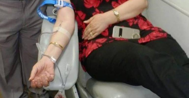 ناشطون يتبرعون بالدم لجرحى غزة في مجمع النقابات ناشطون يتبرعون بالدم لجرحى غزة في مجمع النقابات