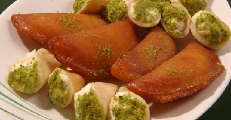 القطايف لا تزال سيدة الحلوى الرمضانية في الزرقاء القطايف لا تزال سيدة الحلوى الرمضانية في الزرقاء