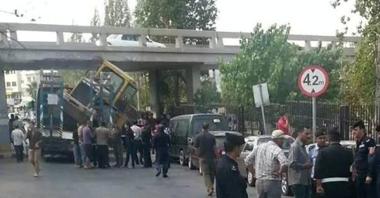 تحطم مركبة إثر اصطدام جرافة بجسر صويلح