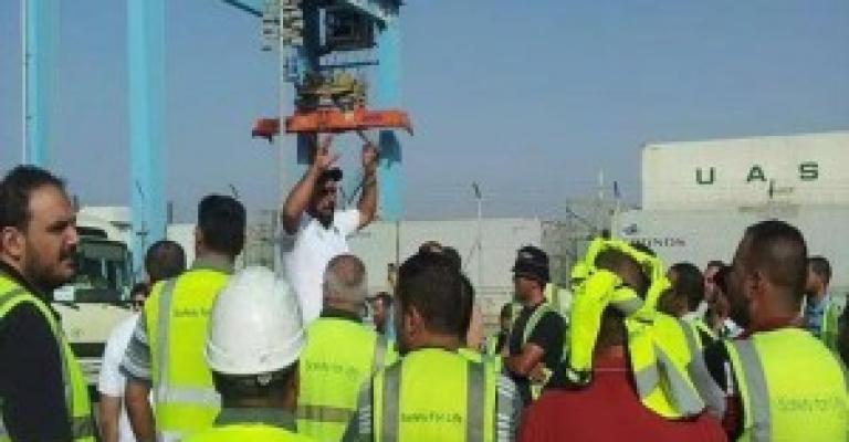 العاملون في "ميناء الحاويات" يلوحون بالعودة للإضراب