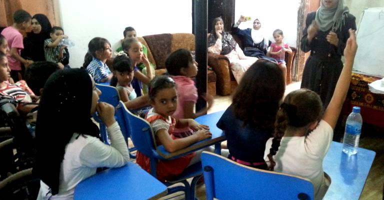 صبية في الثالثة عشرة تؤسس وتدير "مدرسة" بالمجان لاطفال مخيم الزرقاء