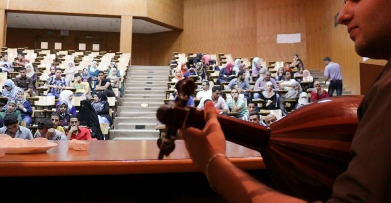 أستاذ في "الهاشمية" يستكشف مواهب الطلبة خلال المحاضرات أستاذ في "الهاشمية" يستكشف مواهب الطلبة خلال المحاضرات