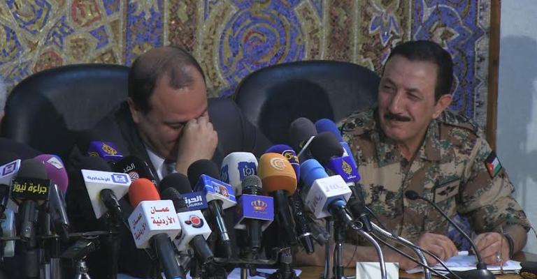 وزير الداخلية ورئيس هيئة الأركان يضحكان في مؤتمر صحفي حول "ذهب عجلون" - تصوير: غسان فرج 