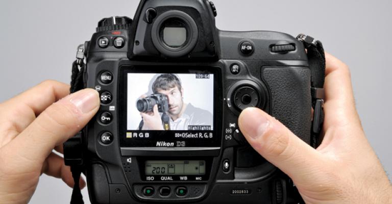 استديوهات التصوير الفوتوغرافي تعد ايامها الاخيرة في الزرقاء