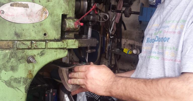 مهنة "الاسكافي" في الزرقاء بين مطرقة الدخلاء وسندان الاحذية الصينية