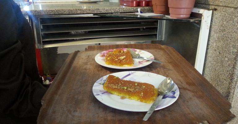 سيدات يقتحمن عالم الخدمة في مطاعم الزرقاء