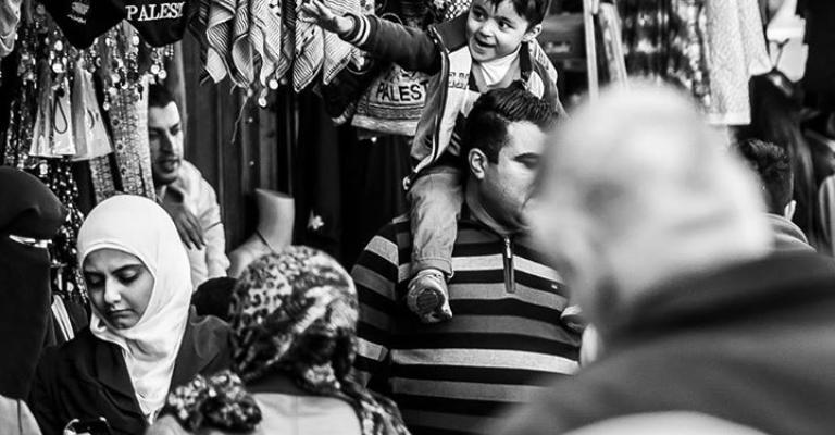 طفل ووالده في وسط البلد في العاصمة عمّان - تصوير: علي الحسني 