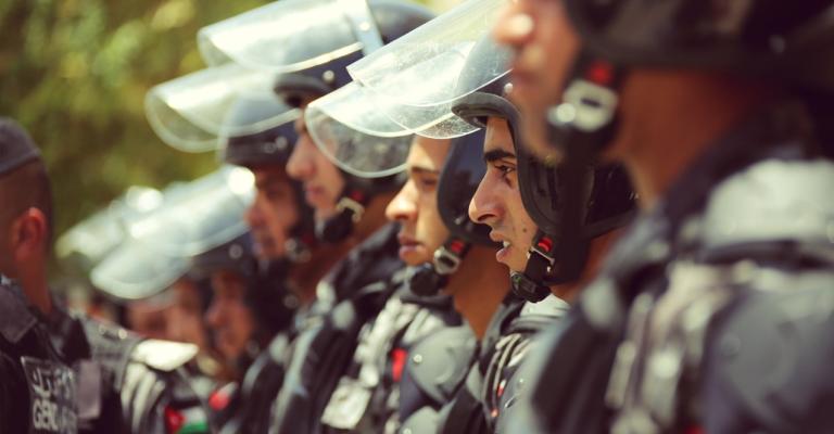 مخاوف من التضييق على الحريات بعد اعتقال 13 ناشطاً