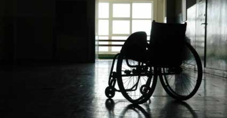 عبدو الحسين يواجه إعاقته بالكلمات