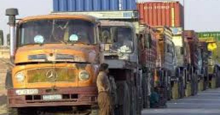 سائقون سوريون على الحدود... بين إرهاصات الأزمة وقوانين حفظ الأمن