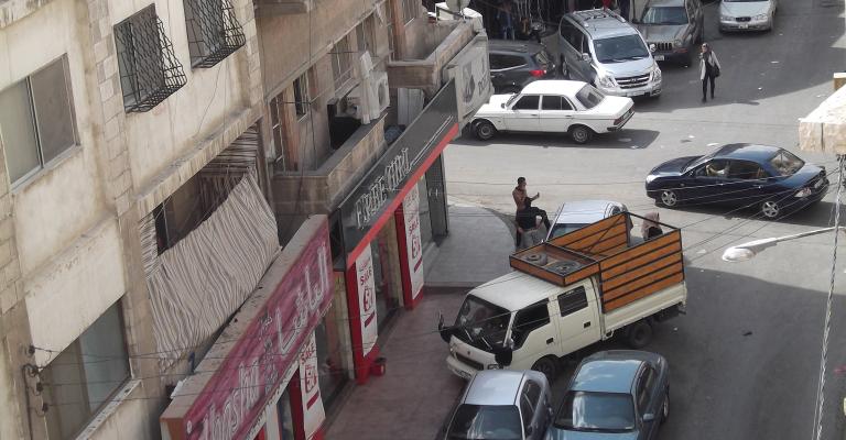 الاصطفاف المزدوج يخنق شوارع الزرقاء ويستنزف جهد رقباء السير