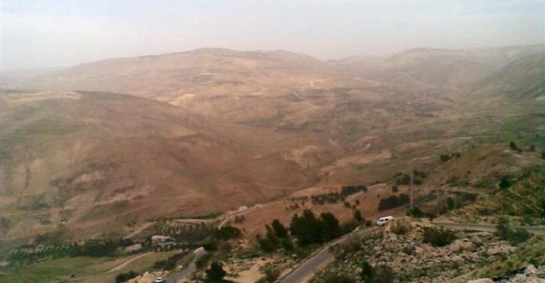 اعادة فتح طريق العدسية بعد أن أغلقته مياه الوديان اعادة فتح طريق العدسية بعد أن أغلقته مياه الوديان