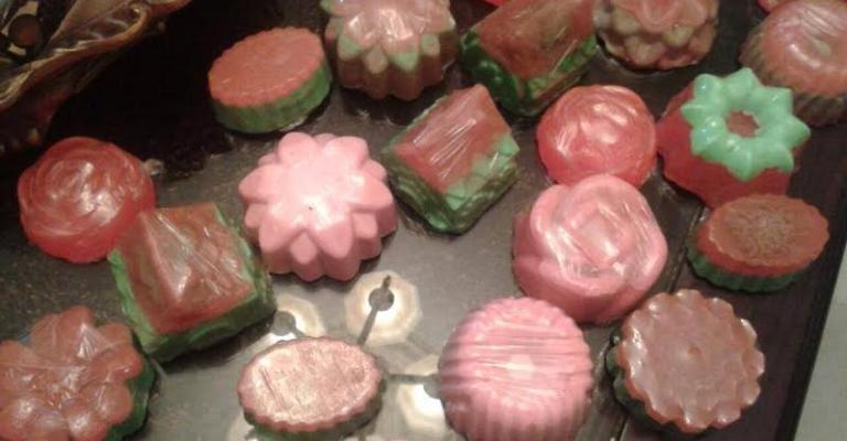  سوريات يحملن على أكتافهن حمل اللجوء