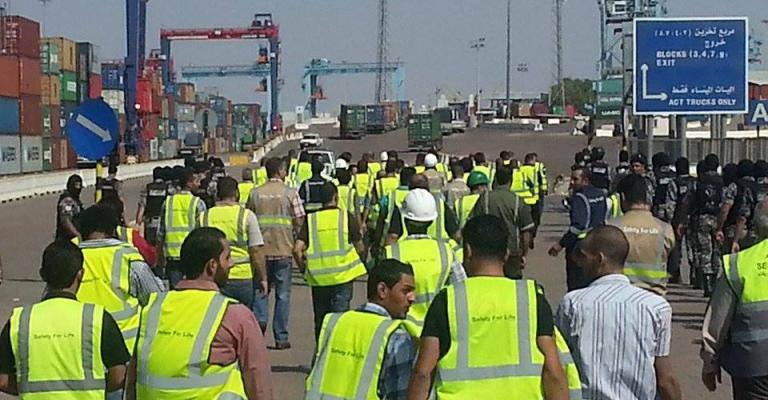 توتر في ميناء حاويات العقبة وتواجد كثيف للدرك توتر في ميناء حاويات العقبة وتواجد كثيف للدرك