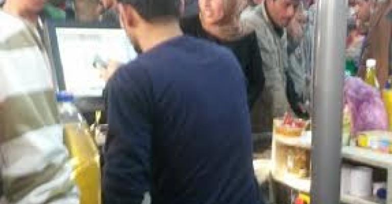 تخبط في الية صرف المساعدات الغذائية وازدحام خانق في مولات مخيم الزعتري