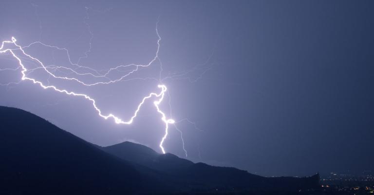 انخفاض درجات الحرارة وأمطار مصحوبة بالرعد 