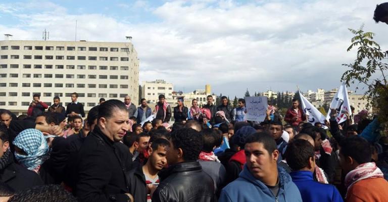 جماهير الفيصلي تحتج أمام مجلس النواب جماهير الفيصلي تحتج أمام مجلس النواب