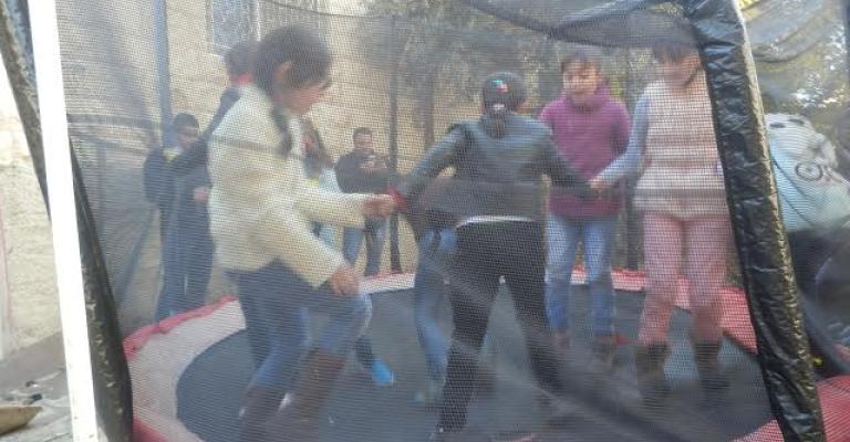 أطفال سوريون يلعبون في جمعية المستقبل الزاهر للصحة النفسية/ تصوير أغيد محمد 