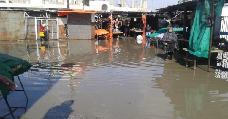 تجمعات الأمطار تغلق شارع المدارس بمخيم الزرقاء 