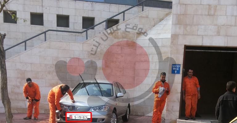 عمال وطن يغسلون مركبة حكومية والأمانة ترد 