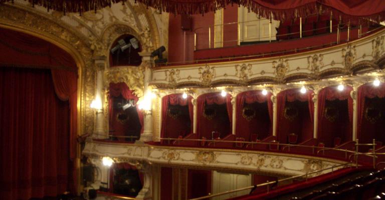 اعادة افتتاح المسرح القومي بمصر بعد حريق 2008 اعادة افتتاح المسرح القومي بمصر بعد حريق 2008