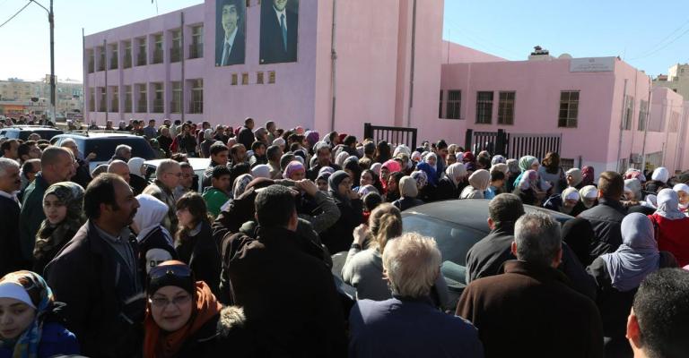 طلاب التوجيهي امام أحدى المدارس في العاصمة عمان قبيل بدأ الامتحان - الصورة من حمزة المزرعاوي طلاب التوجيهي امام أحدى المدارس في العاصمة عمان قبيل بدأ الامتحان - الصورة من حمزة المزرعاوي