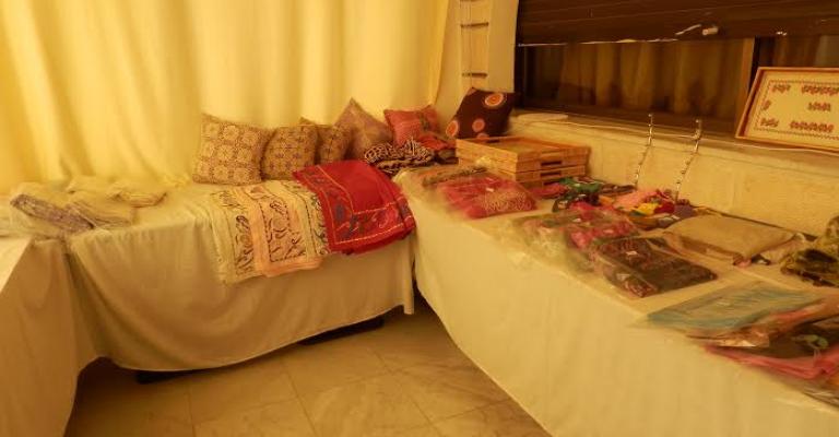 منتجات يدوية لنساء سوريات يعملن في مشغل تابع لمنظمة "سوريات عبرالحدود" / تصوير أغيد محمد