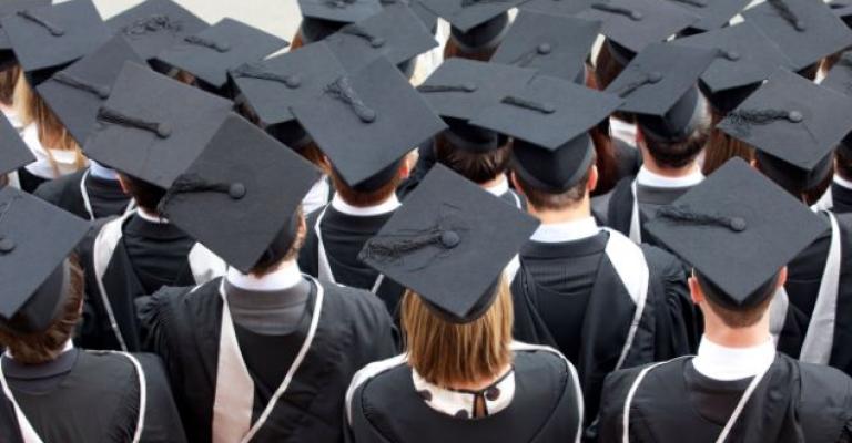 طلبة جامعيون في الزرقاء بين مقاعد الدراسة وسوق العمل