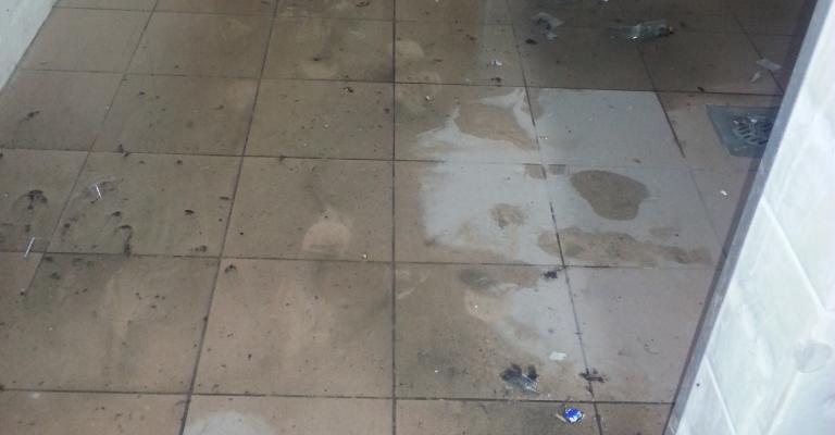 تردي النظافة بمراحيض عيادات مستشفى الزرقاء تردي النظافة بمراحيض عيادات مستشفى الزرقاء