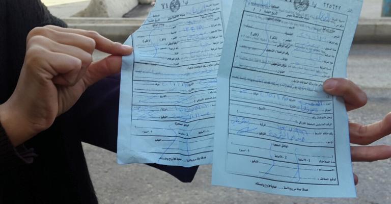 مخالفات بالجملة لسيارات الموظفين امام "الاحوال"