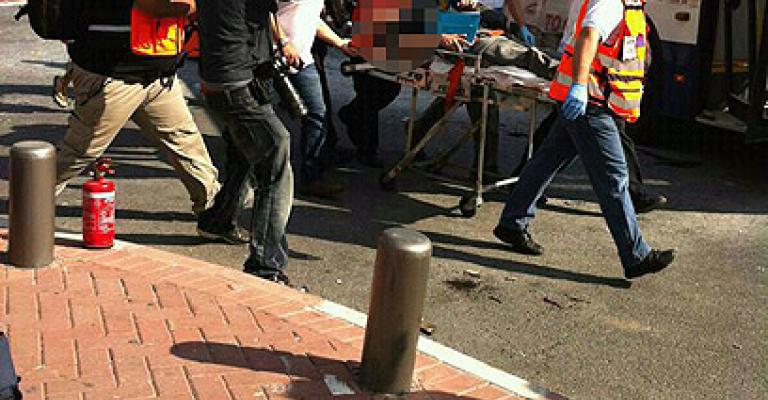 فلسطيني يطعن 9 مستوطنين في تل أبيب فلسطيني يطعن 9 مستوطنين في تل أبيب