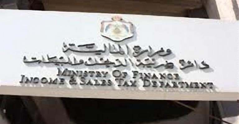 الضريبة: اقتطاع 5 % من المبالغ المدفوعة لأصحاب المهن