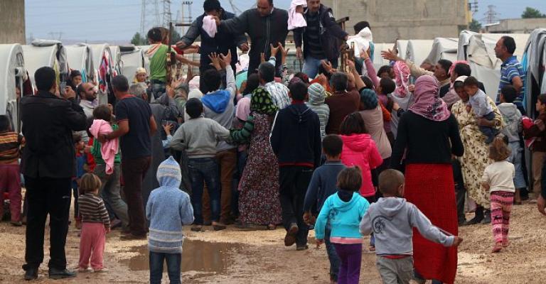 لاجئون يشتكون من عدسات الكاميرات أثناء تسليمهم المساعدات