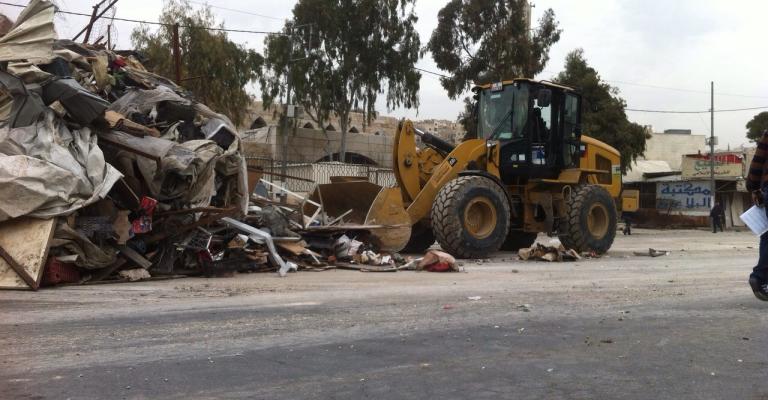 الأمانة تزيل البسطات والأكشاك المخالفة في"المحطة"