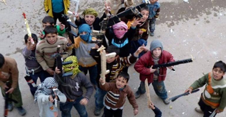 مظاهراتٌ وجنازاتٌ ومعارك... أحدث ألعابِ أطفال اللاجئين