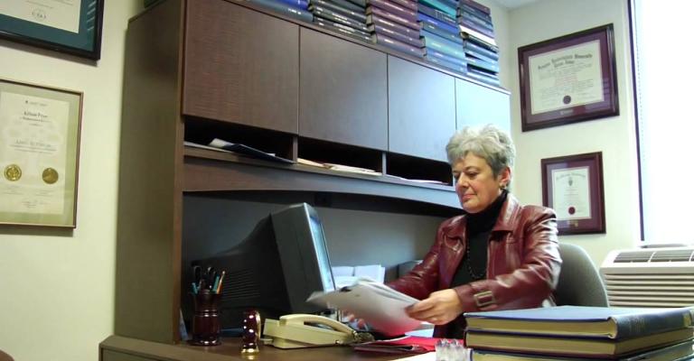 ليندا هتشيون: فلسفة العلاقة بين النسوية وما بعد الحداثة ليندا هتشيون: فلسفة العلاقة بين النسوية وما بعد الحداثة