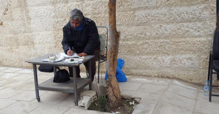 كاتب الاستدعاءات.. طاولة ومظلة والرزق على الله