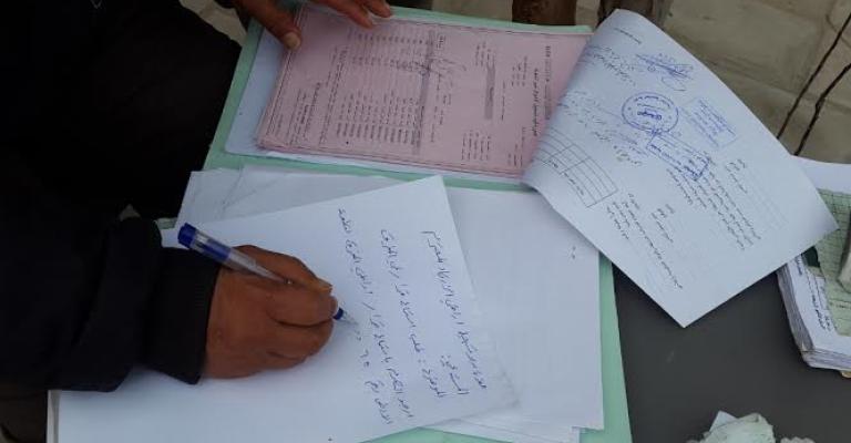 كاتب الاستدعاءات.. طاولة ومظلة و"الرزق على الله"