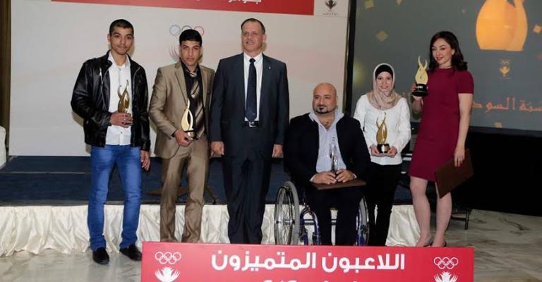 الأمير فيصل يكرم أفضل الرياضيين لعام 2014 الأمير فيصل يكرم أفضل الرياضيين لعام 2014