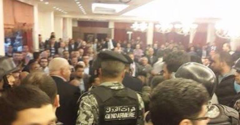 تكسير زجاج بمجمع النقابات أثناء فرز انتخابات الزراعيين تكسير زجاج بمجمع النقابات أثناء فرز انتخابات الزراعيين