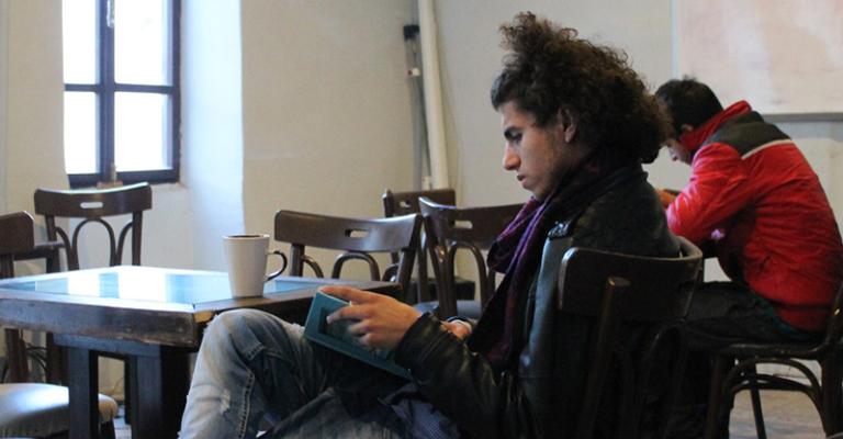 مقاهي عمان... الملاذ الأقرب للاجئين سوريين في غربتهم