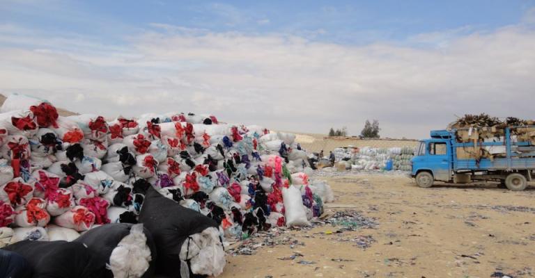 الحلابات: "مكب" لمخلفات مصانع الالبسة يفتك بالمزروعات والماشية